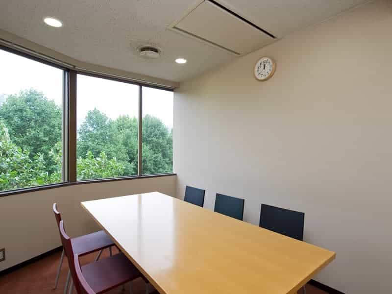 青山のレンタルオフィス「オープンオフィス青山セントラル」の会議室