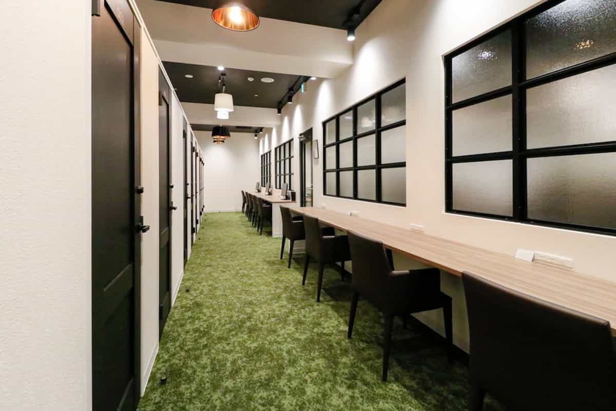 渋谷のレンタルオフィス「THE HUB 青山WEST」のラウンジ（サイレントエリア）