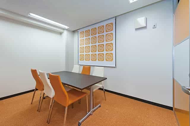 横浜アントレサロンの会議室
