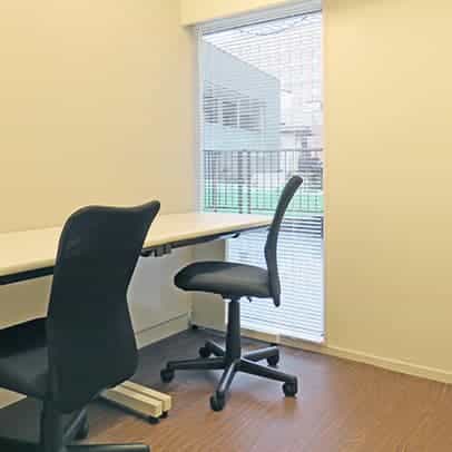 THE OFFICE 池袋東の個室オフィス。1名用から5名用までの家具付き個室で、24時間利用可能です。