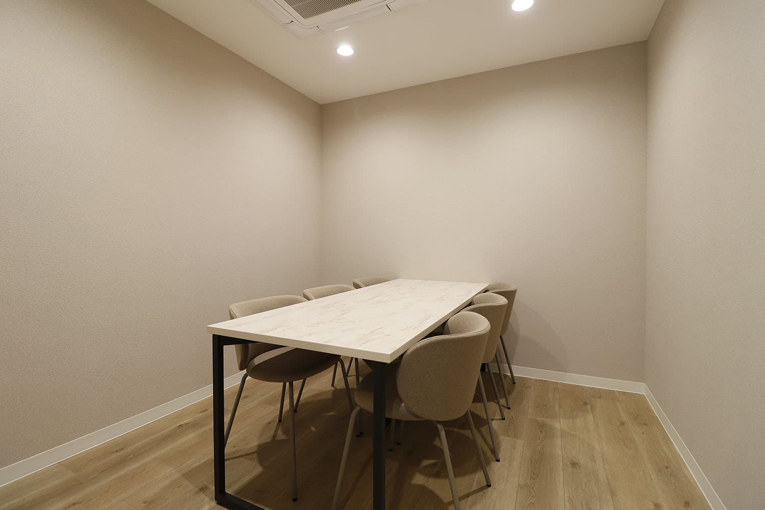 THE HUB 神田小川町BASEの会議室