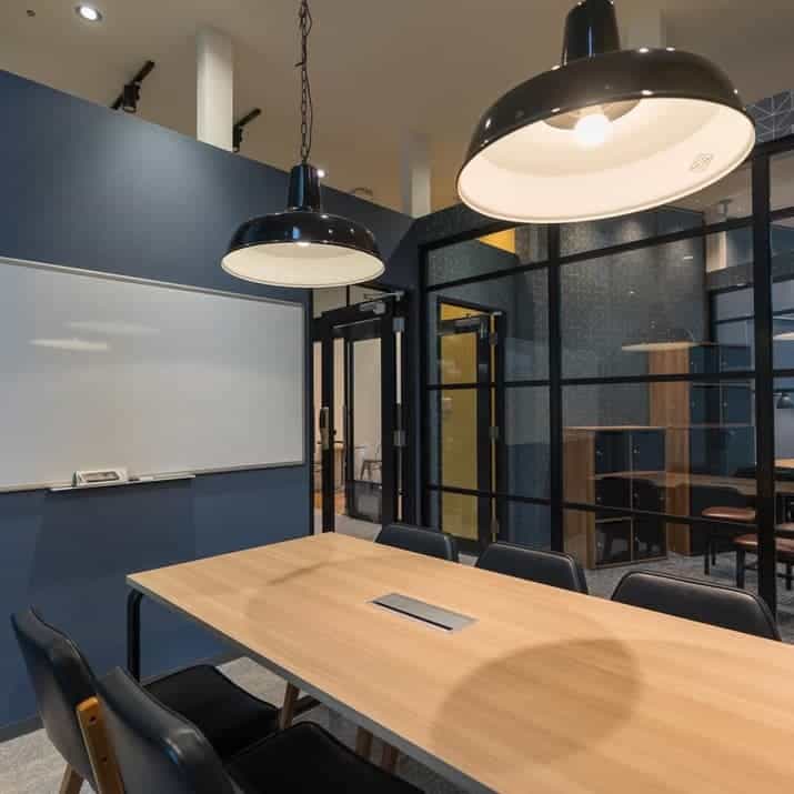 永田町のレンタルオフィス「BLINK SMART WORKSPACE 紀尾井町」の会議室