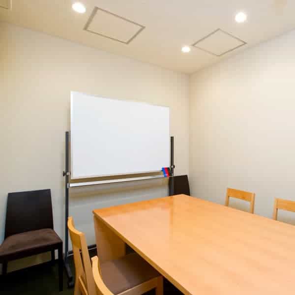 オープンオフィス新宿ウエスト」の会議室