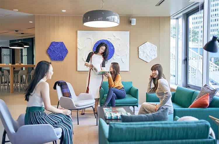 新宿のレンタルオフィス「SPACES新宿」のコワーキングスペース