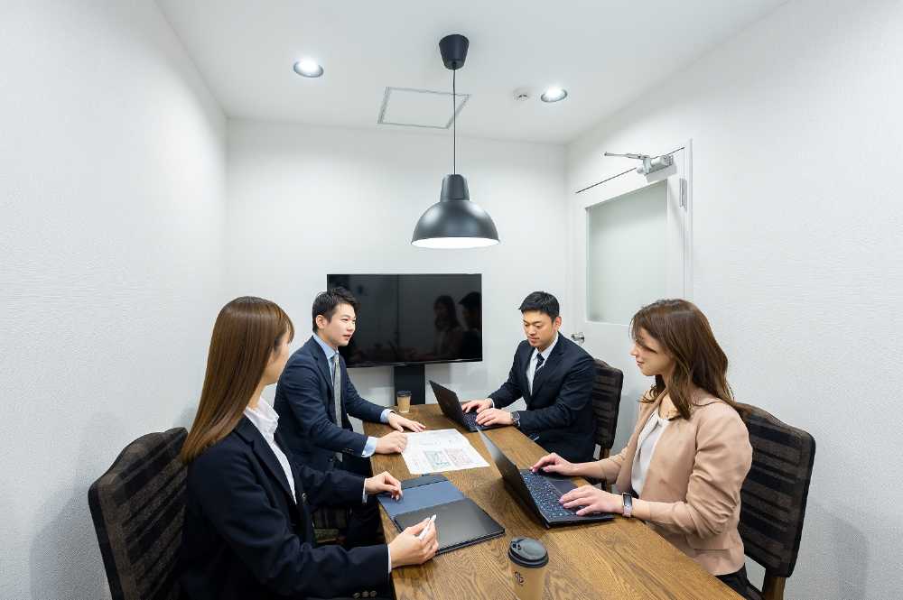 新宿のレンタルオフィス「THE HUB 新宿西口」の会議室