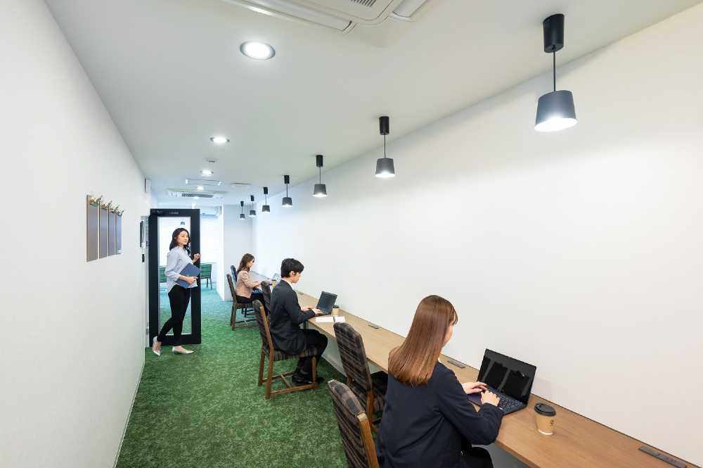 新宿のレンタルオフィス「THE HUB 新宿西口」のシェアオフィス