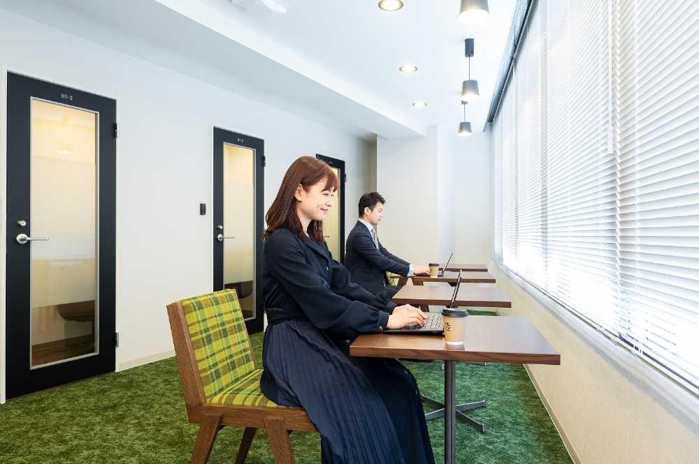 新宿のレンタルオフィス「THE HUB 新宿西口」のコワーキングスペース