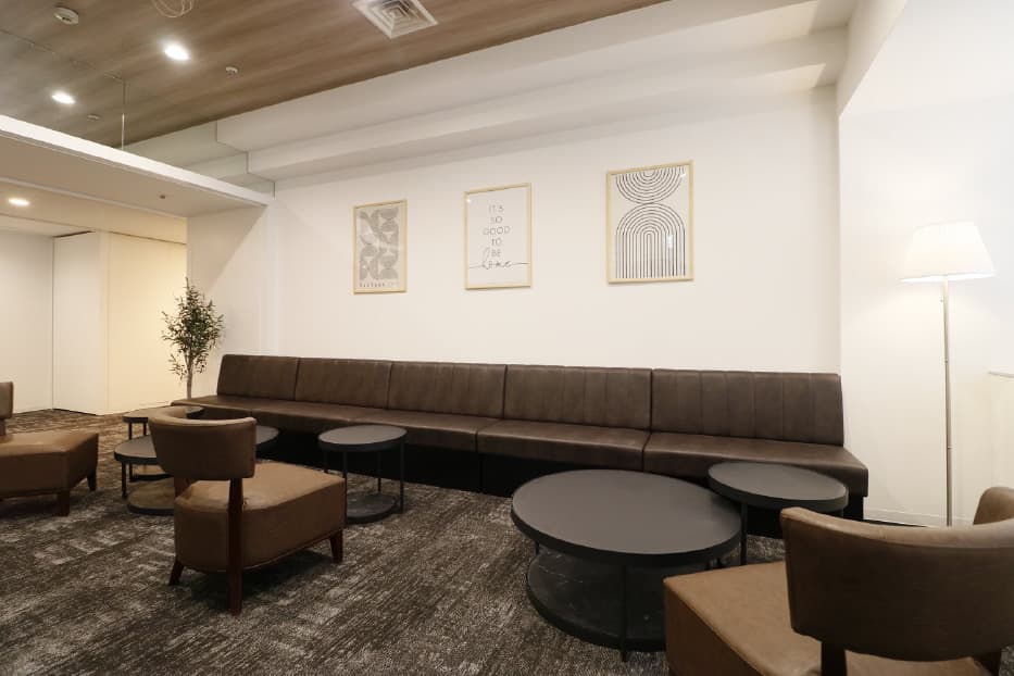 新宿のレンタルオフィス「THE HUB 新宿ワシントンBASE」のエントランス
