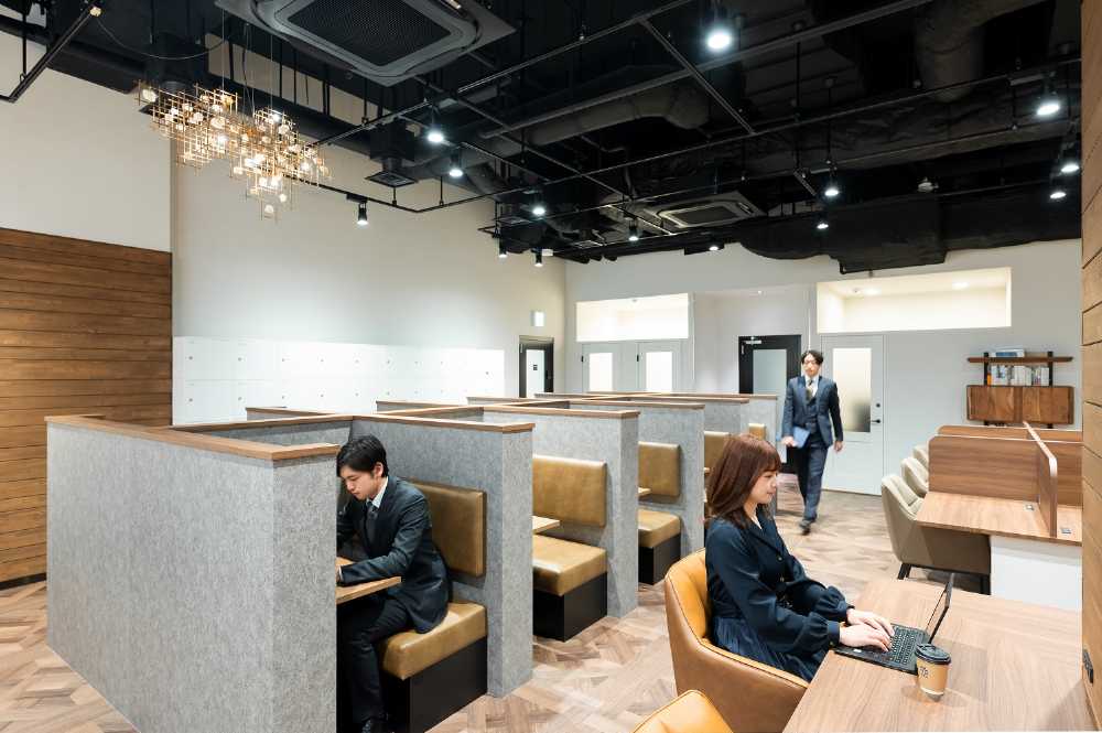 新宿のレンタルオフィス「THE HUB 新宿ワシントン」のコワーキングスペース