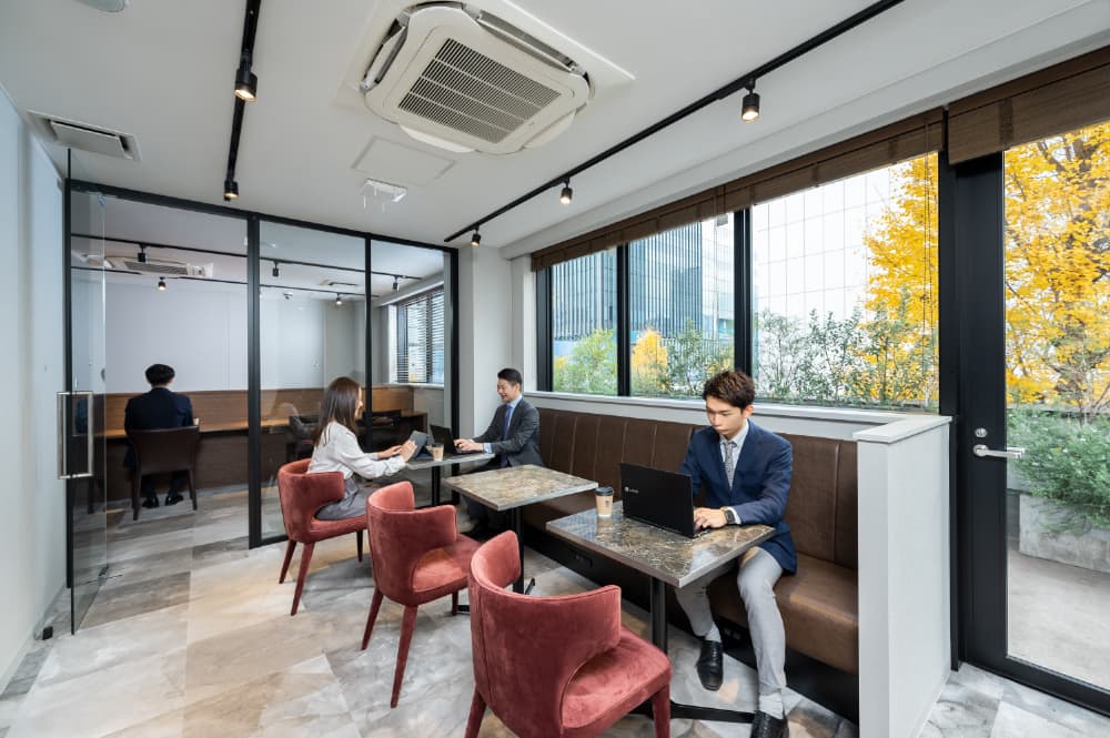 田町のレンタルオフィス「THE HUB 田町」のコワーキングスペース（シェアオフィス）