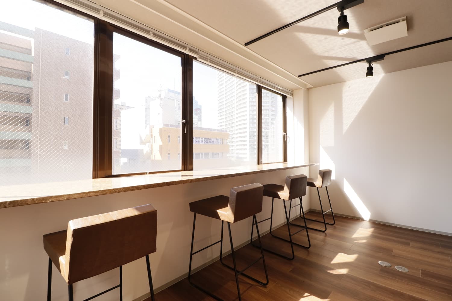 田町のレンタルオフィス「THE HUB 田町BASE」のワークスペース