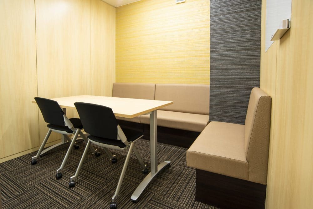 天翔オフィス堺筋本町の会議室