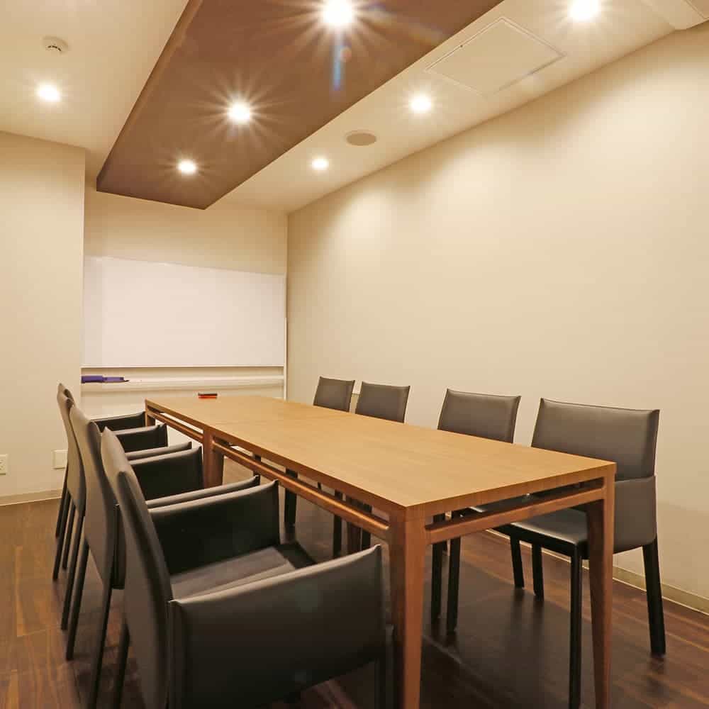 虎ノ門のレンタルオフィス「新虎ノ門実業会館」の会議室