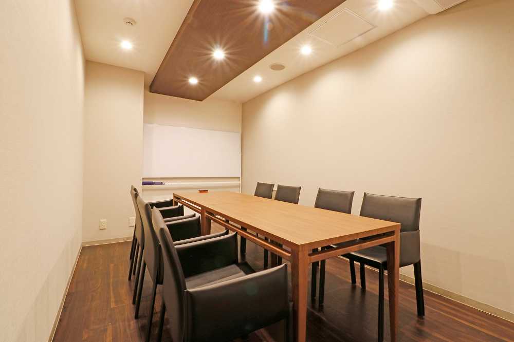 虎ノ門のレンタルオフィス「THE HUB ⻁ノ門」の会議室